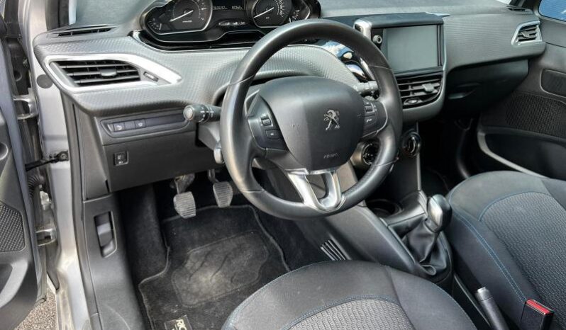 Peugeot 208 Signature / GPS complet