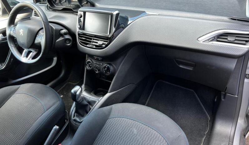 Peugeot 208 Signature / GPS complet