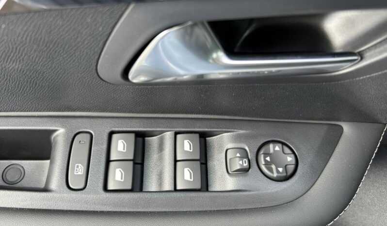 Peugeot 208 Allure Hybrid complet